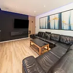 Mansion With Pool & Bar بيت للعطل