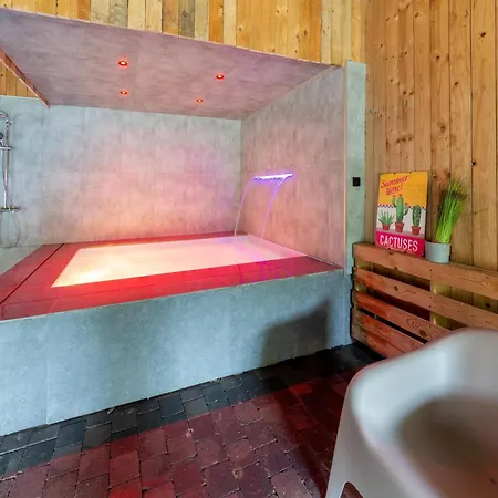 Mansion With Pool & Bar *