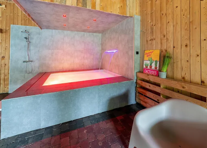 Mansion With Pool & Bar *